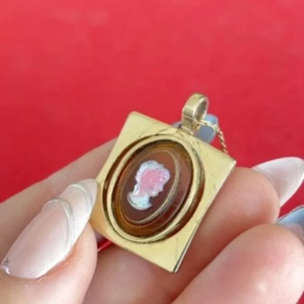 3/$30 🌟 Vintage Cameo Pendant Gold Tone Necklace - Picture 6 of 7